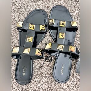 Forever 21 rockstud flat jelly sandals black and gold sz 8
